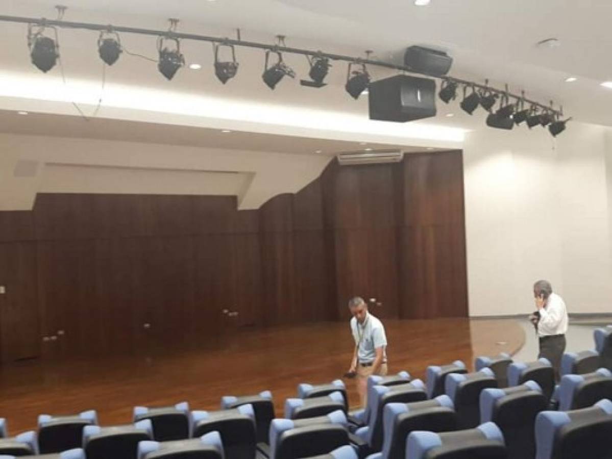 Tiene dos auditorios con la más alta tecnología en imagen y en sonido.