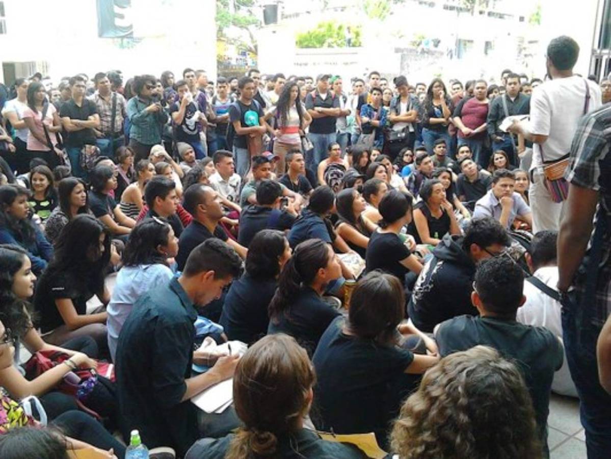 Estudiantes realizan plantón dentro de la UNAH para exigir diálogo
