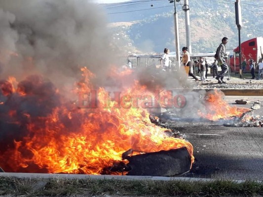 Manifestantes se toman la carretera al norte de Honduras