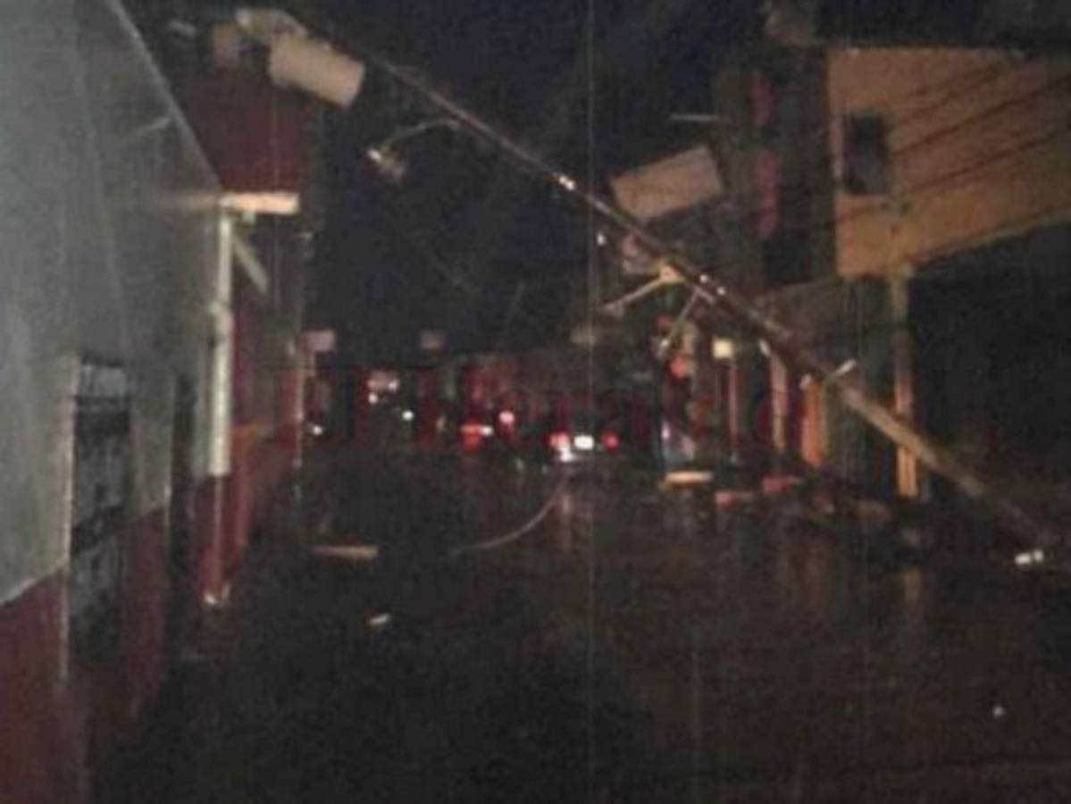 Colapsa techo del estadio Juan Ramón Brevé de Juticalpa tras tormentas en Honduras