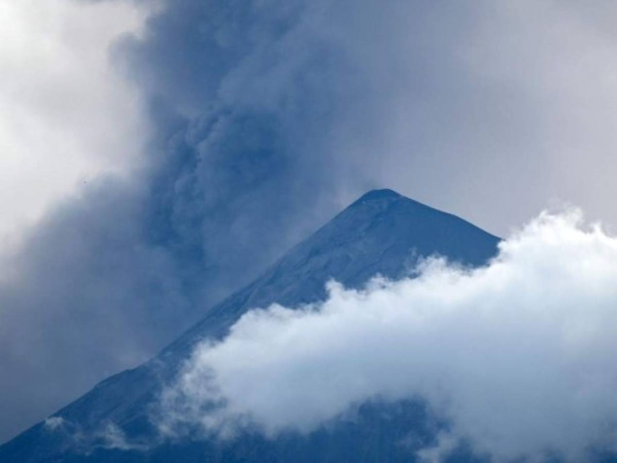 Cesa erupción del Volcán de Fuego en Guatemala