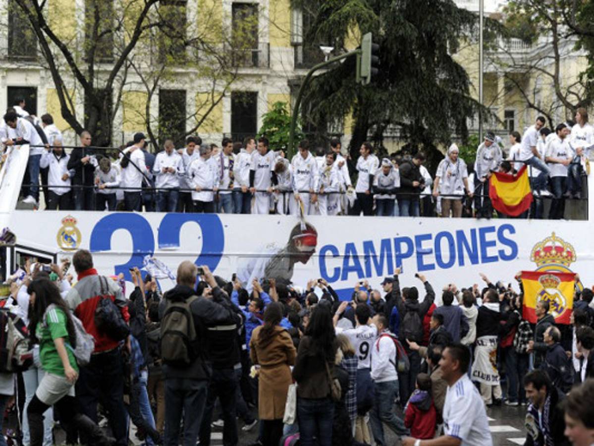 '¡Campeones, Campeones!'... Real Madrid festeja en Cibeles