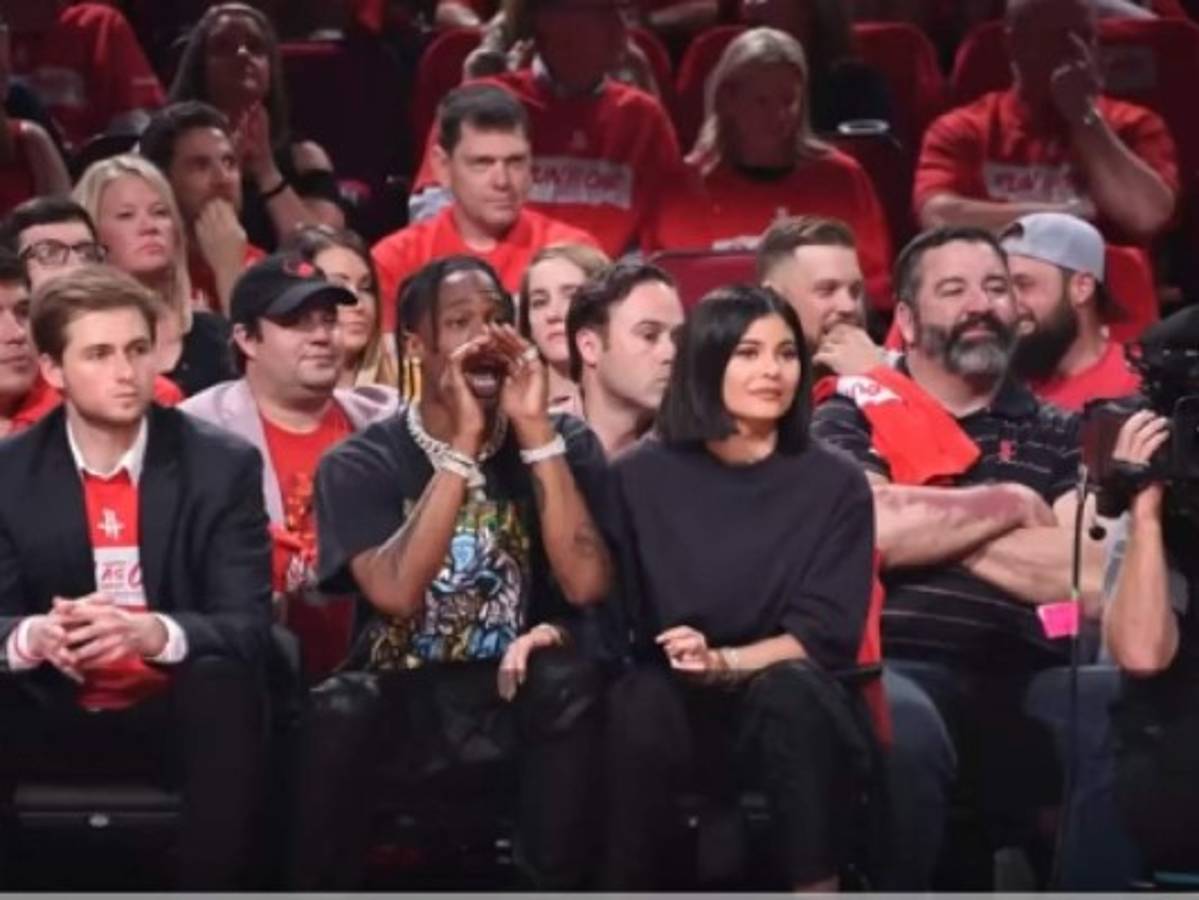 El video en el que Travis Scott niega beso a Kylie Jenner ante la kiss cam