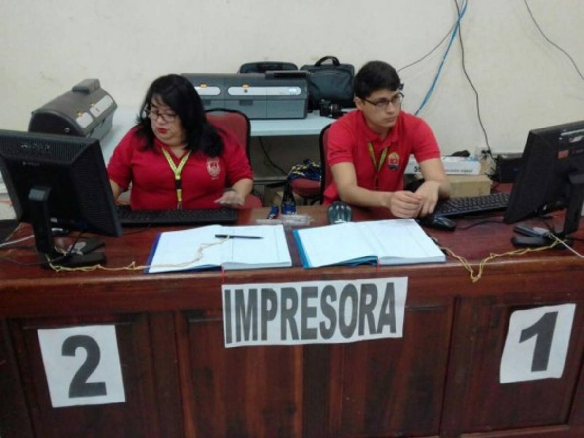 Estudiante de enfermería, la primera en recibir el nuevo carné de la Universidad Nacional Autónoma de Honduras