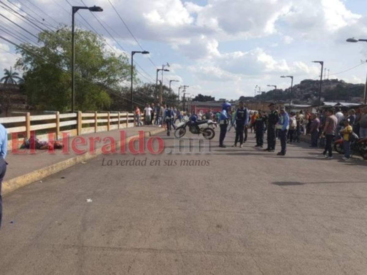 Las autoridades cerraron el puente tras el hecho.