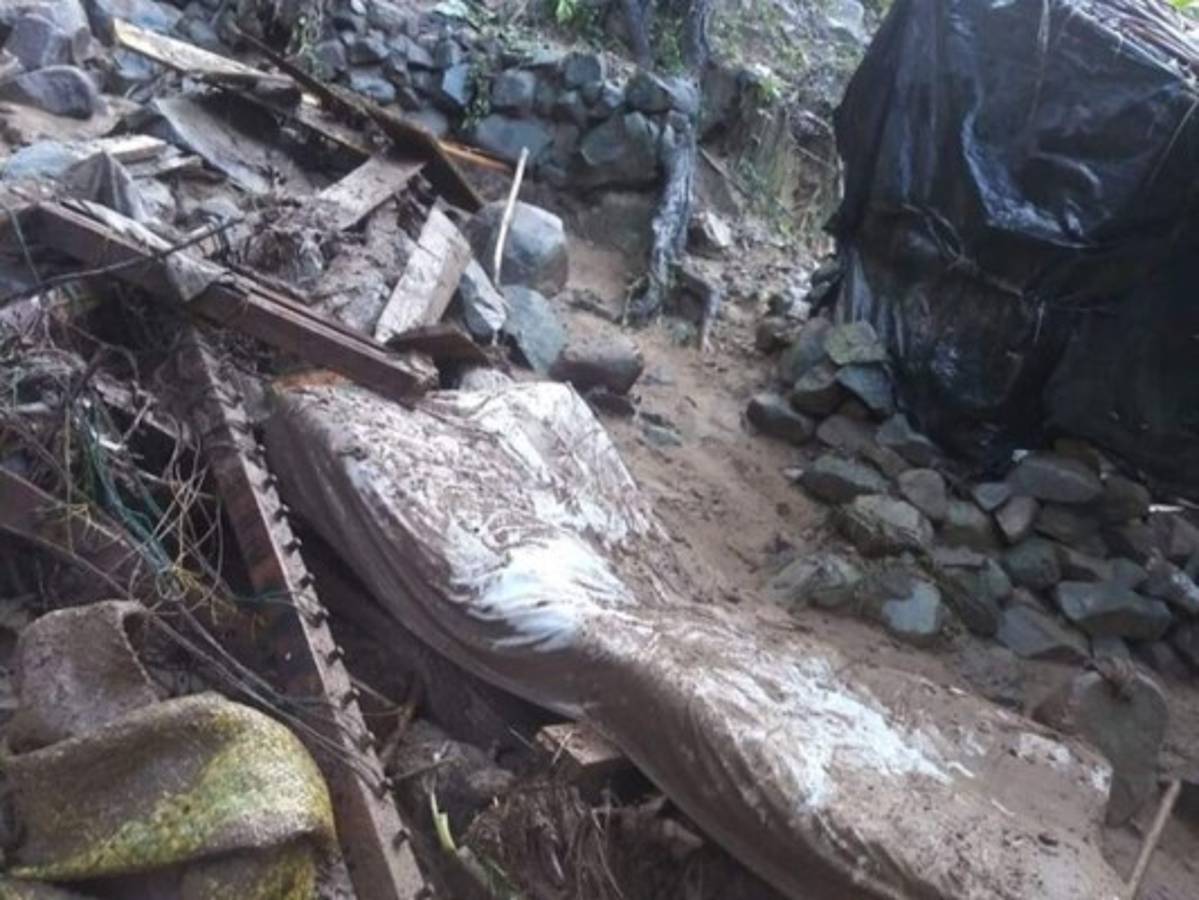 La cama de doña Elba fue arrastrada por la potente lluvia y quedó cubierta de lodo junto a los escombros. Foto: Cortesía