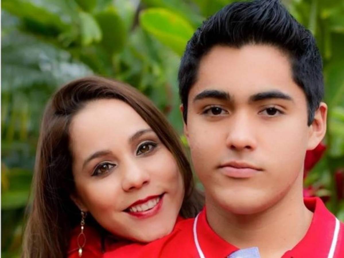 'Y aquí comienza otra historia... sin poder olvidarte hijo mío': El sentido mensaje de la madre de Carlos Collier