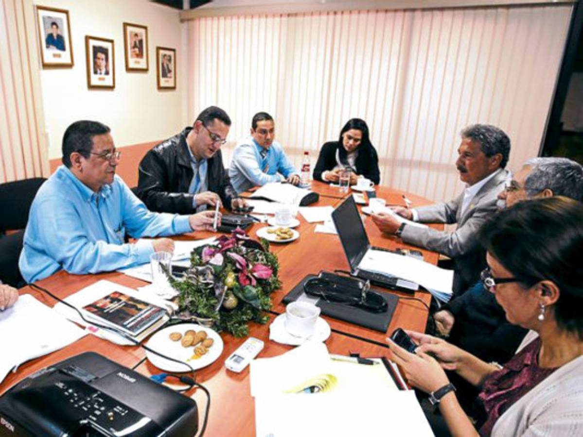 Gobierno impone tasa de 17 dólares al entrar o salir de Honduras