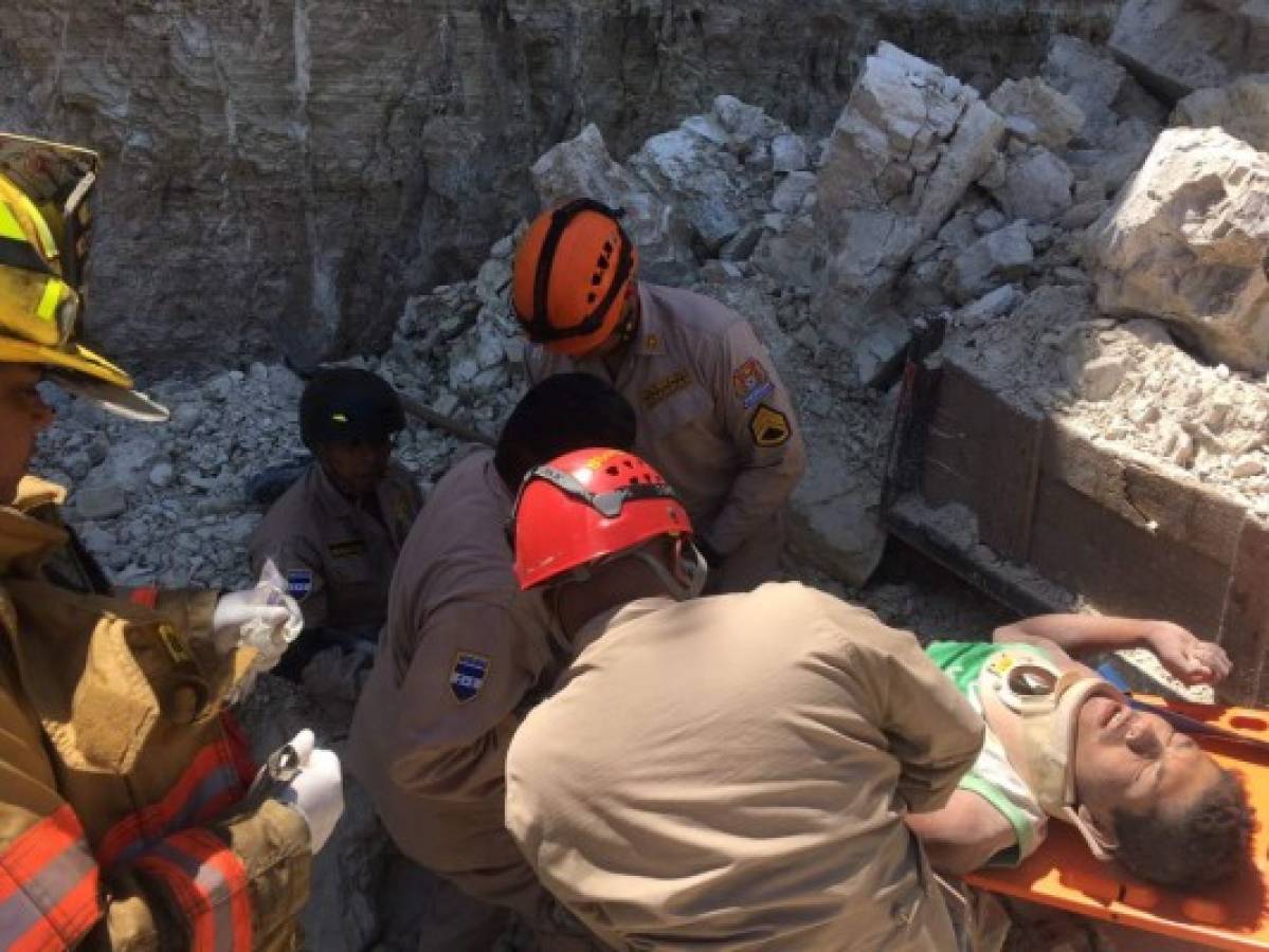 Rescatan con vida a dos jóvenes que estaban soterrados en sector de Comayagua
