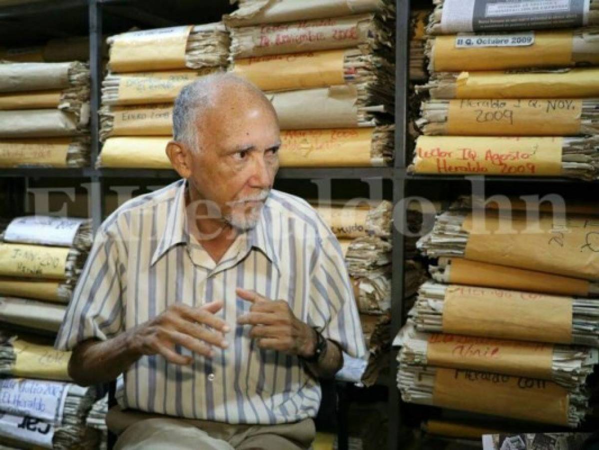 El poeta, escritor y pintor hondureño José Luis Quesada es el director de la Hemeroteca Nacional Ramón Rosa. Foto: José López