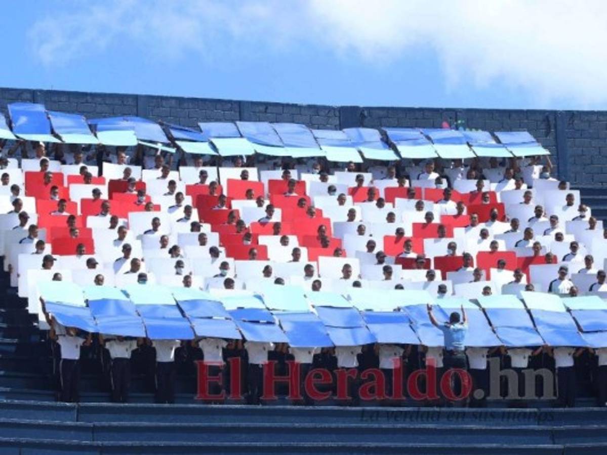 Los estudiantes del Instituto Técnico Policial preparan mosaicos para celebrar la Independencia. Foto: Alex Pérez/El Heraldo