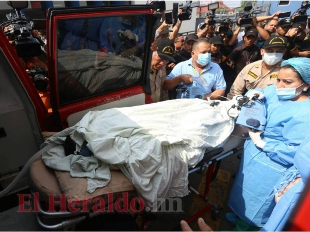 Momentos en que los tres bomberos eran trasladados hacia el hospital de México.