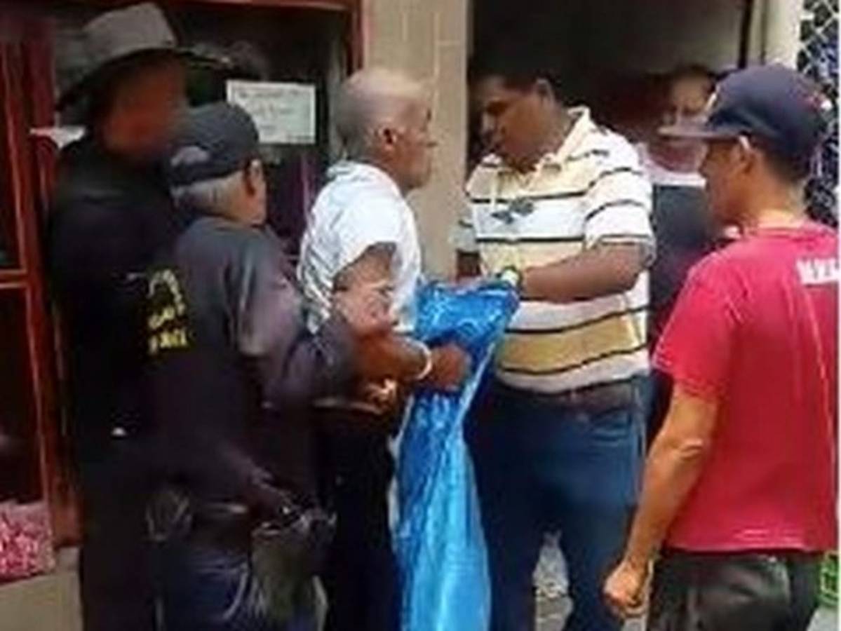 El adulto mayor se rehusaba a ser enchachado por lo que fue aprehendido por la fuerza.