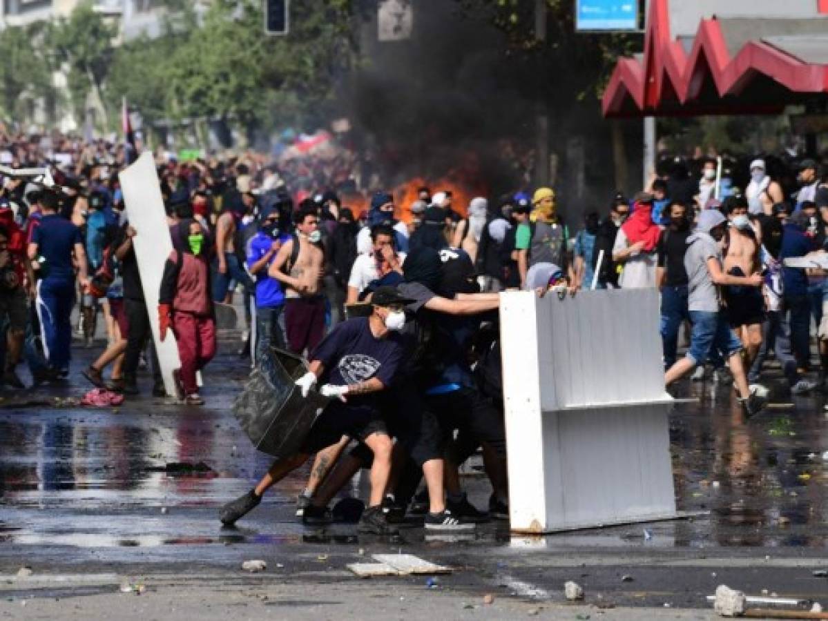 Manifestaciones siguen intensas en Chile, Piñera juega carta política