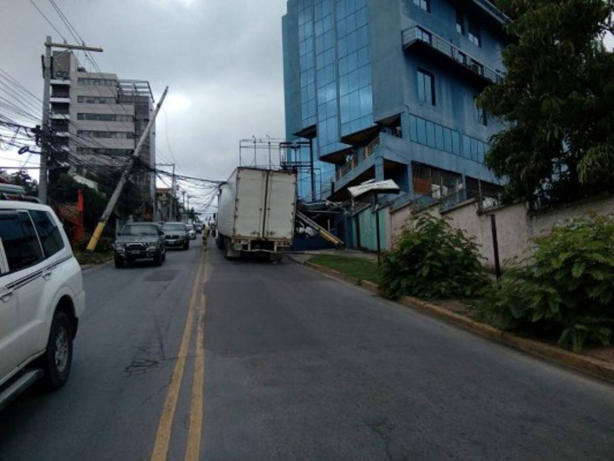 Empresa Energía Honduras atiende daños en red de Distribución eléctrica provocados por camión