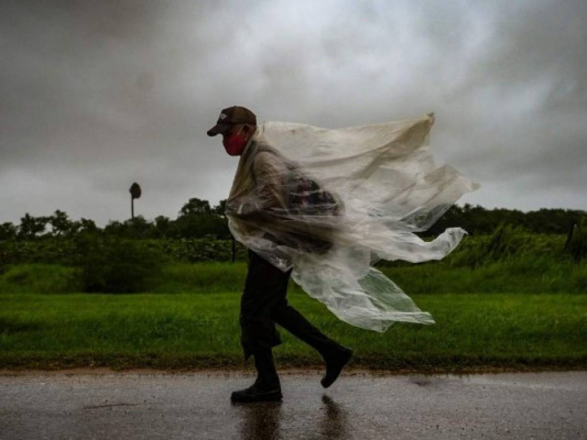 Ida cobra fuerza de huracán categoría 2; Luisiana se prepara