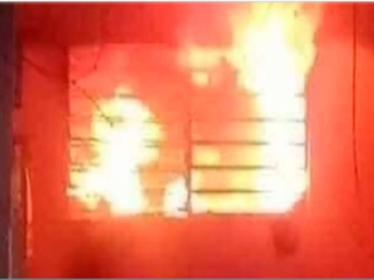 Mujer quema su casa con su marido dentro en Sonora, México