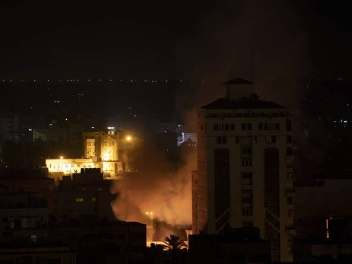 Tanques israelíes atacan Gaza antes de posible incursión