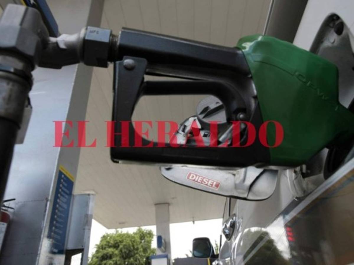 Los combustibles bajan de precio a partir de este lunes