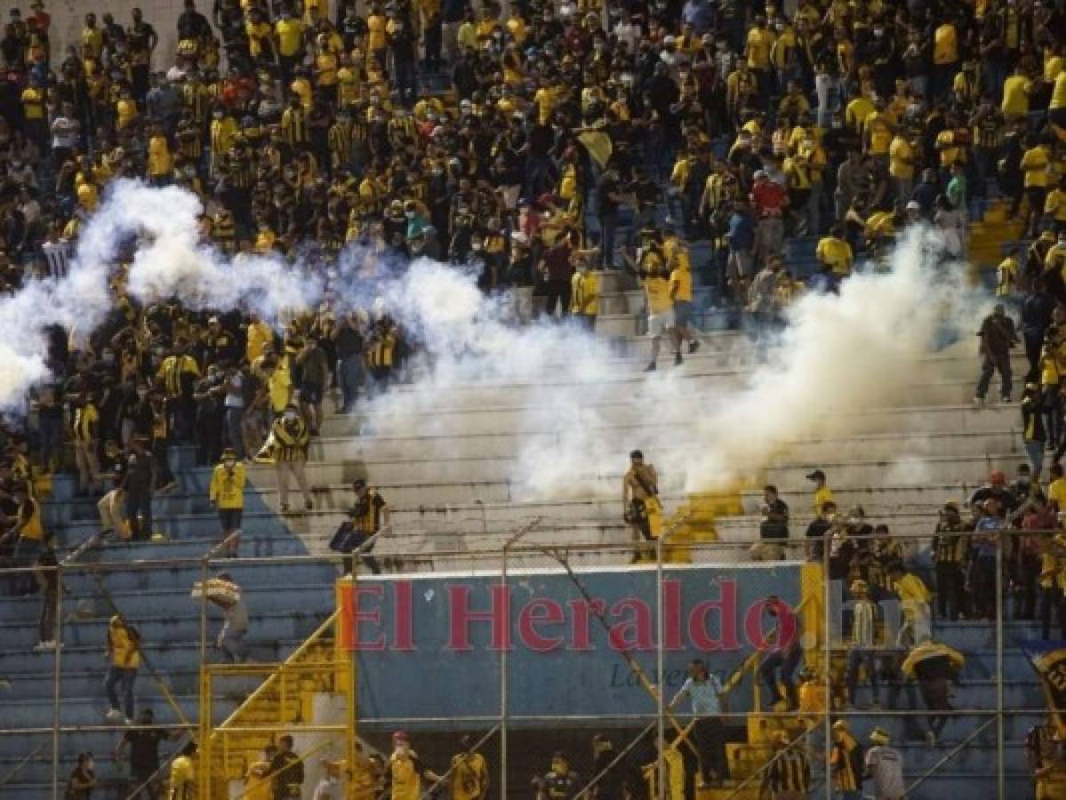 Policía Nacional lanza gases lacrimógenos dentro del Estadio Morazán