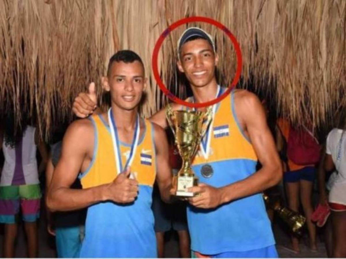 Foto muestra el estado crítico del hermano de Edrick Menjívar tras ser apuñalado en Roatán