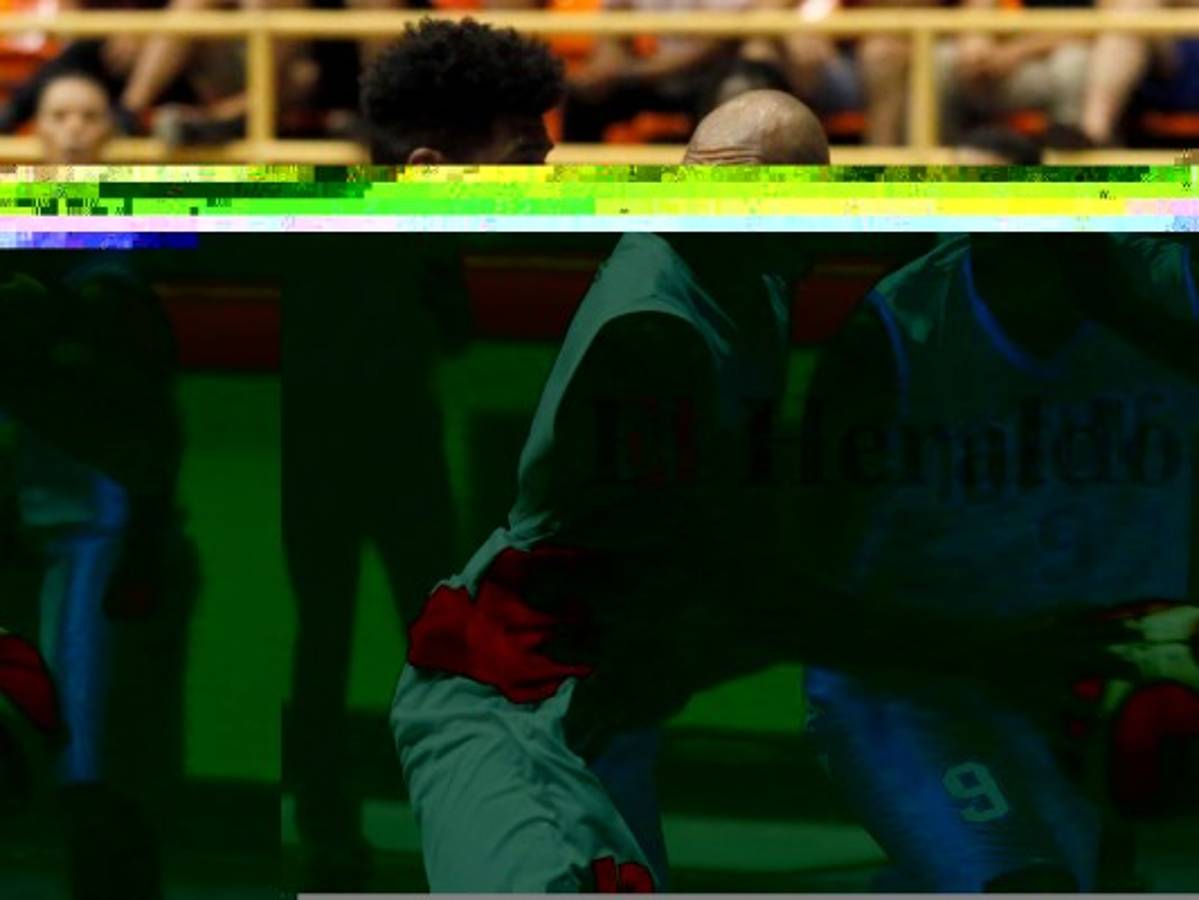 Cristian Williams marca a un histórico como Alvin Cacho. Foto: Marvin Salgado / El Heraldo.