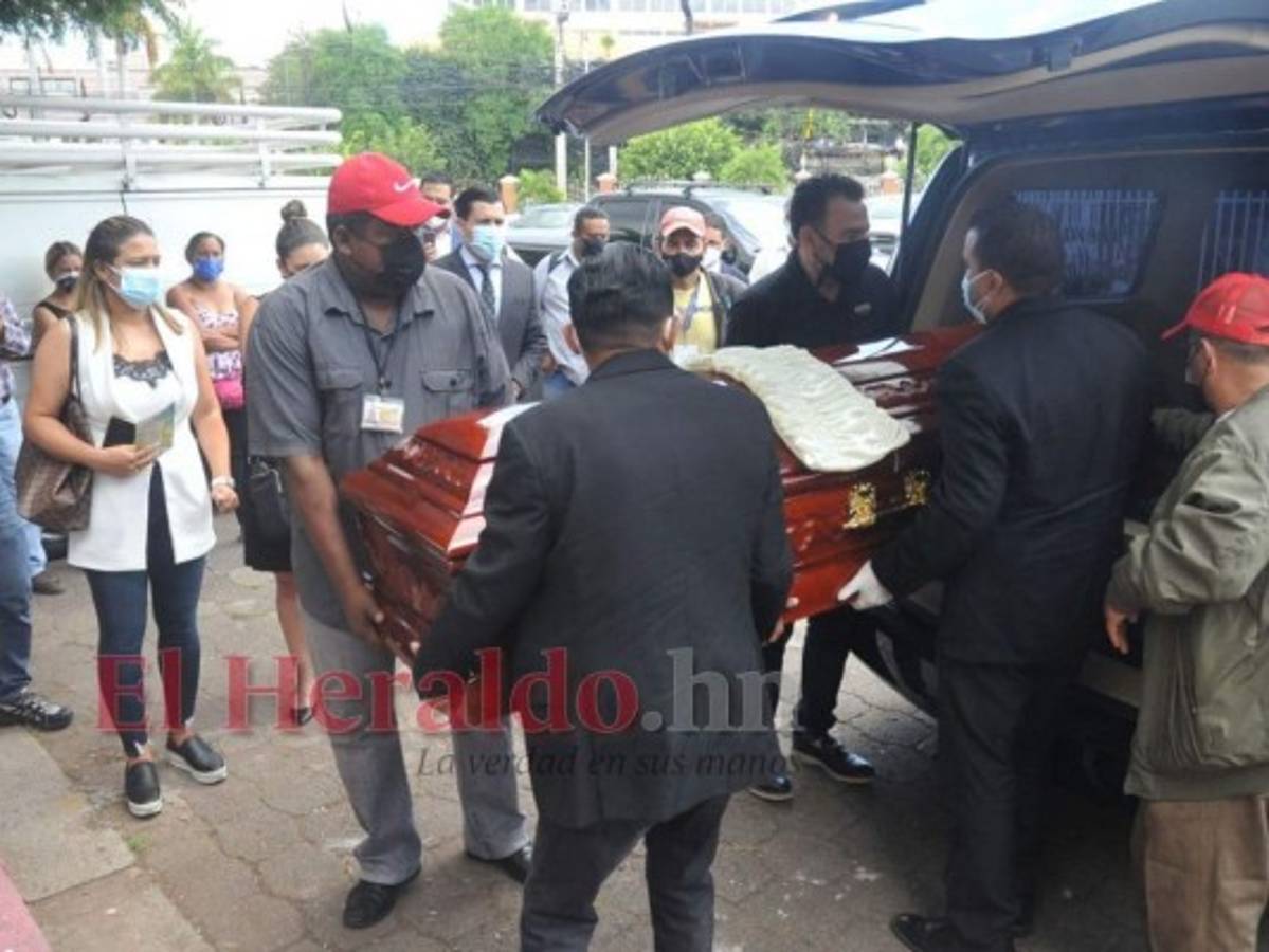 En una carroza fúnebre, procedente de la morgue capitalina, llegaron los restos de Carolina Echeverría Haylock a la sede del CCEPL este lunes.
