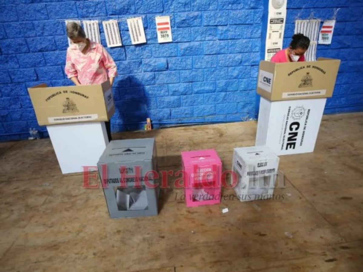 Con las urnas en el suelo se desarrollan las elecciones en la Villa Olímpica (FOTOS)