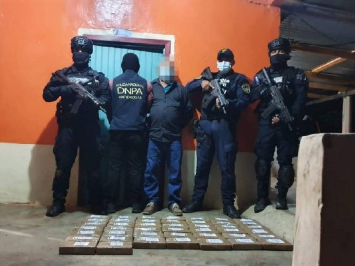 Descubren 44 paquetes de cocaína en compartimento falso de vehiculo en Olanchito, Yoro