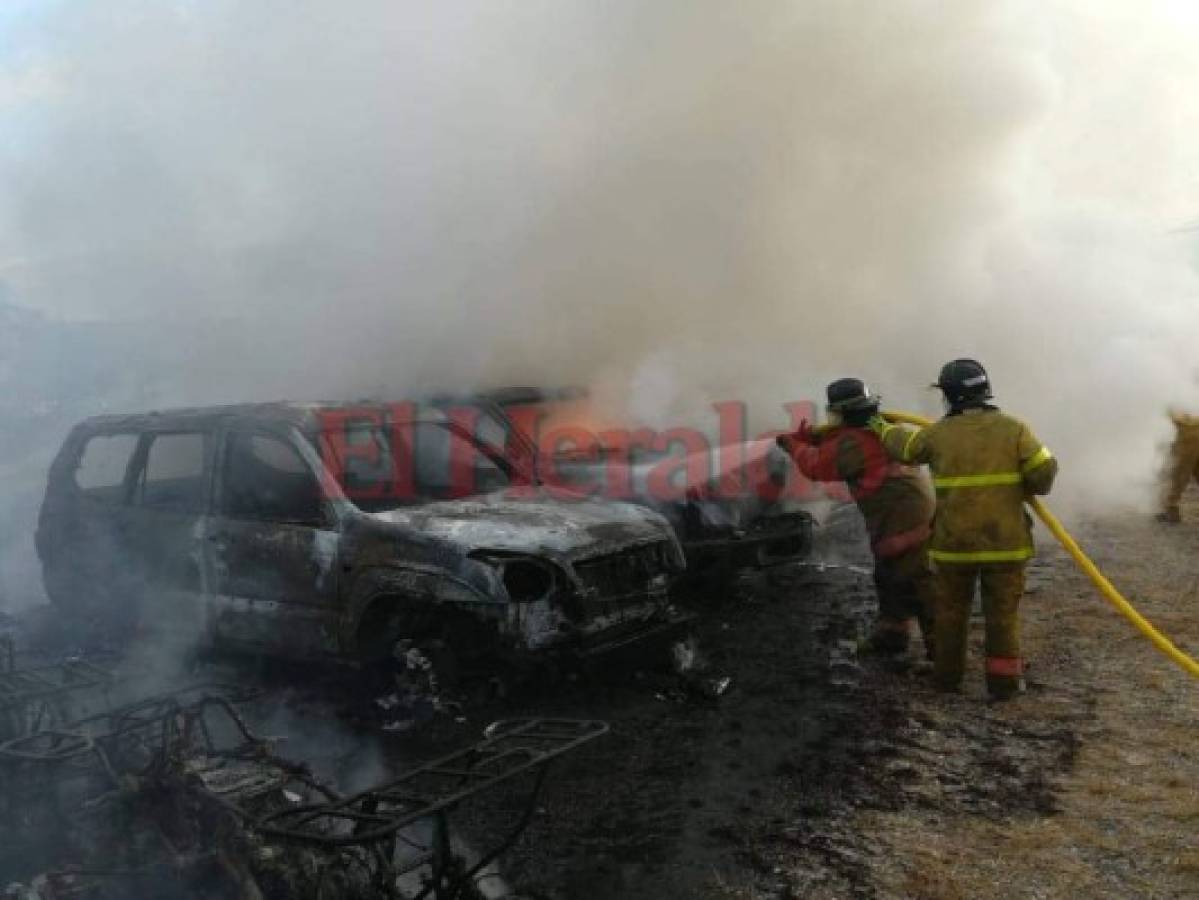 Momento en el que miembros del Cuerpo de Bomberos sofocaban las llamas. (Foto: Marvin Salgado / EL HERALDO)