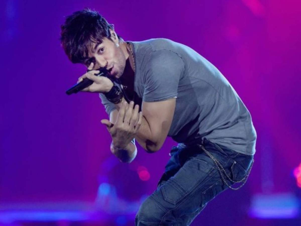 Video: Enrique Iglesias rompe en llanto en pleno concierto
