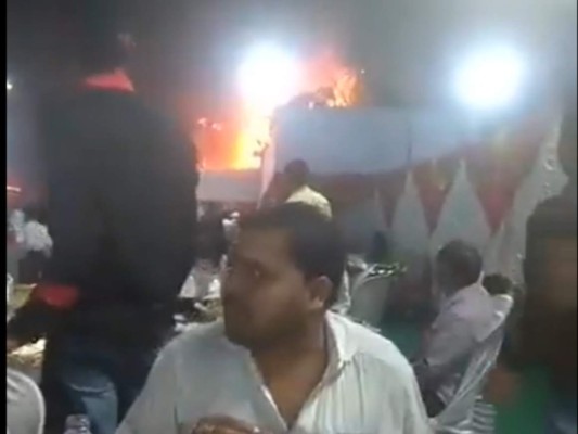 Invitados de una boda continuaron comiendo pese a incendio en la recepción   