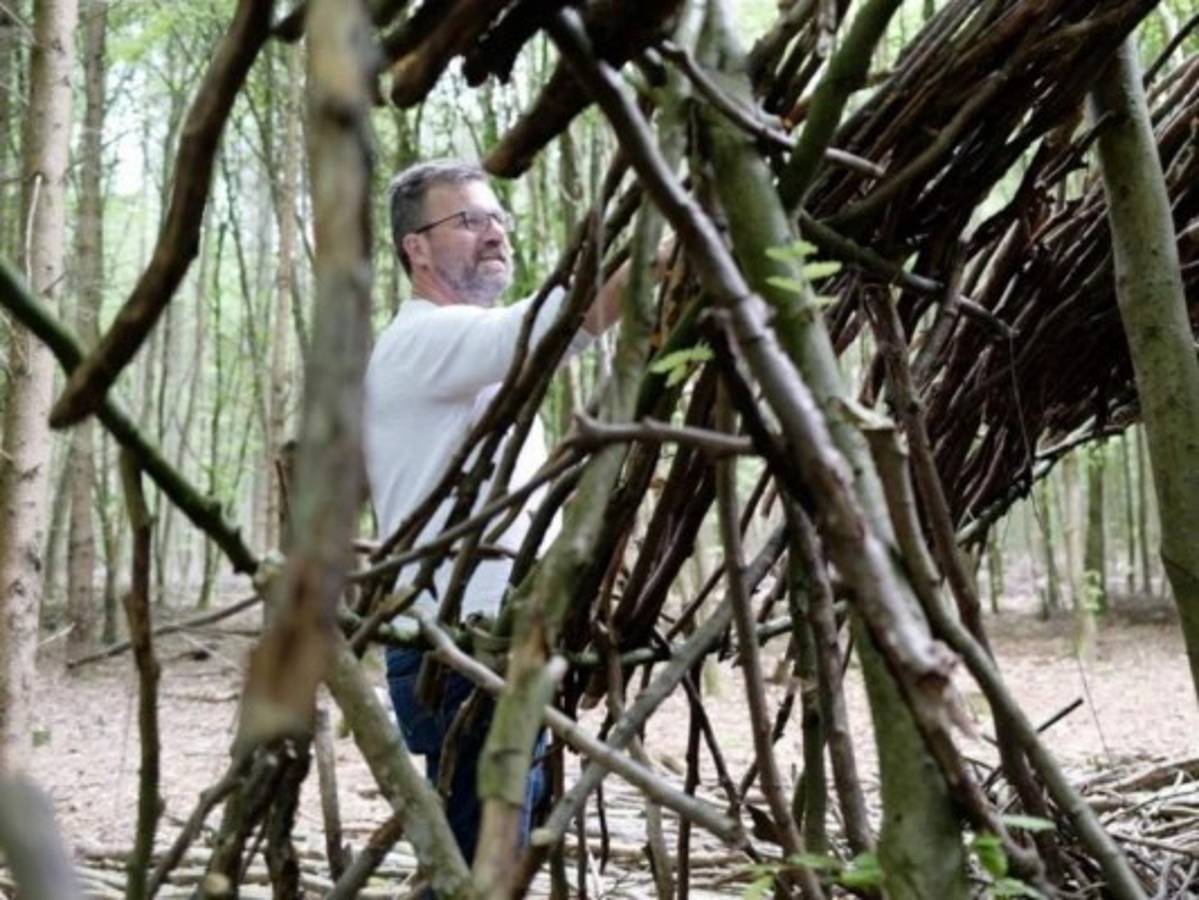 Artista alemán da vida a la pandemia de covid-19 con olas de madera muerta