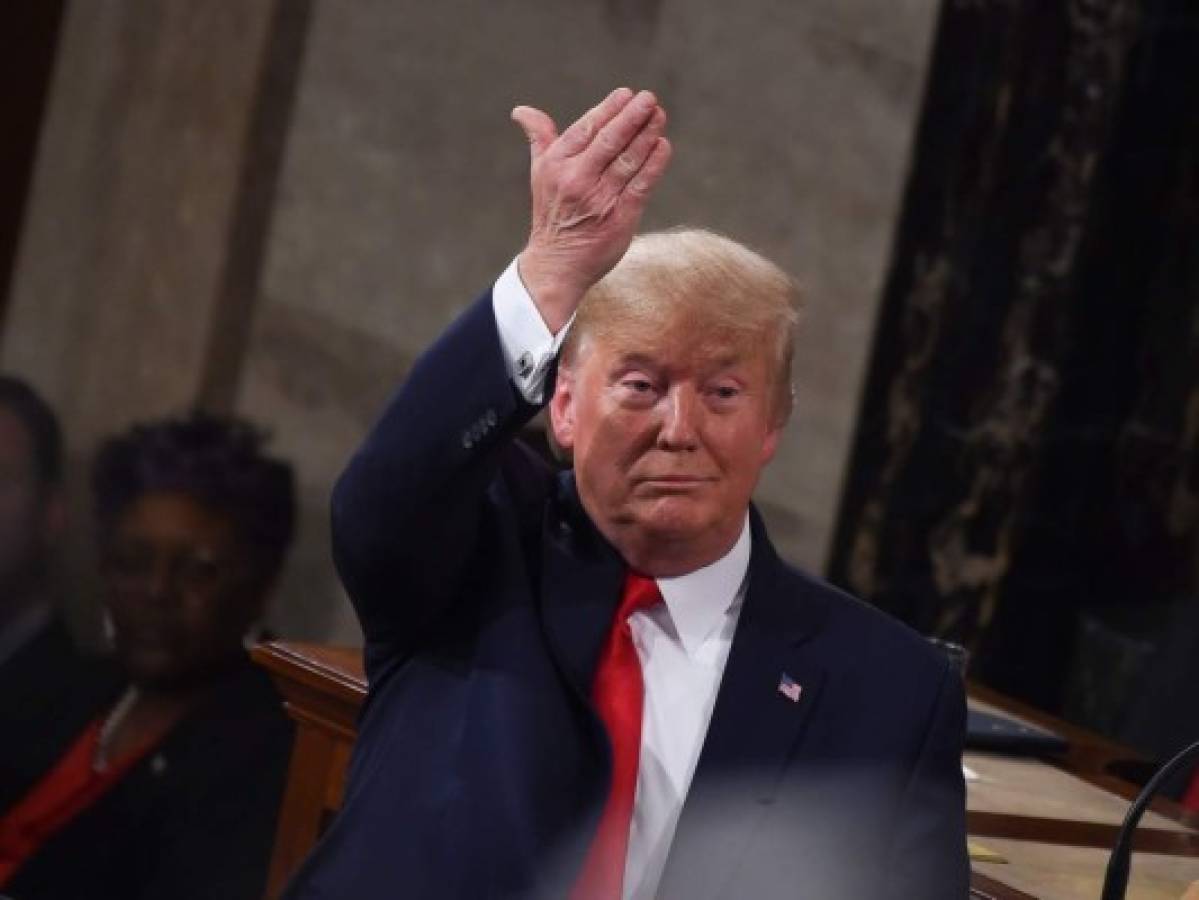 VIDEO: Donald Trump, serio, deja con la mano extendida a Nancy Pelosi