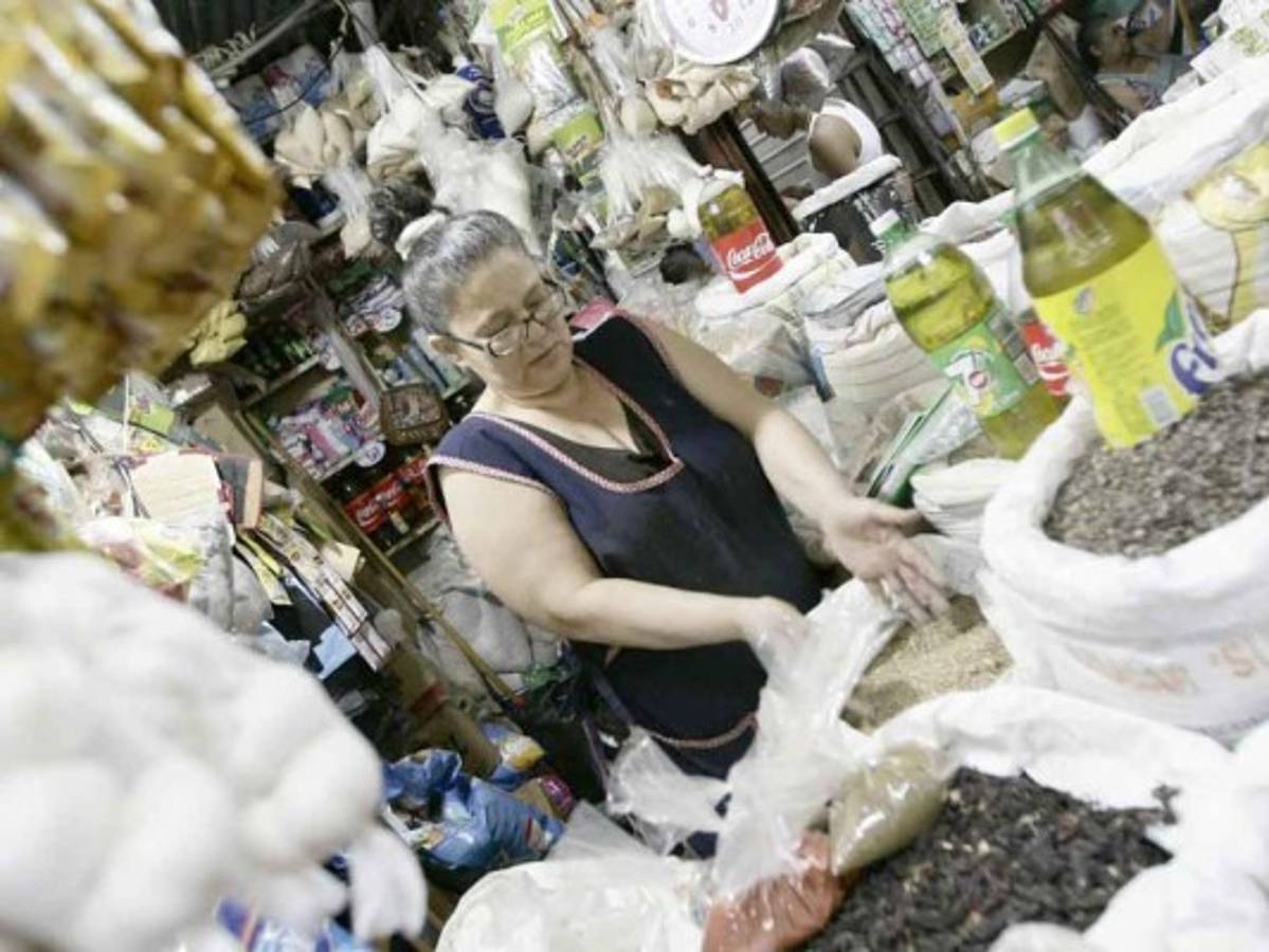 Exitosos vendedores que se ganan la vida en los mercados capitalinos