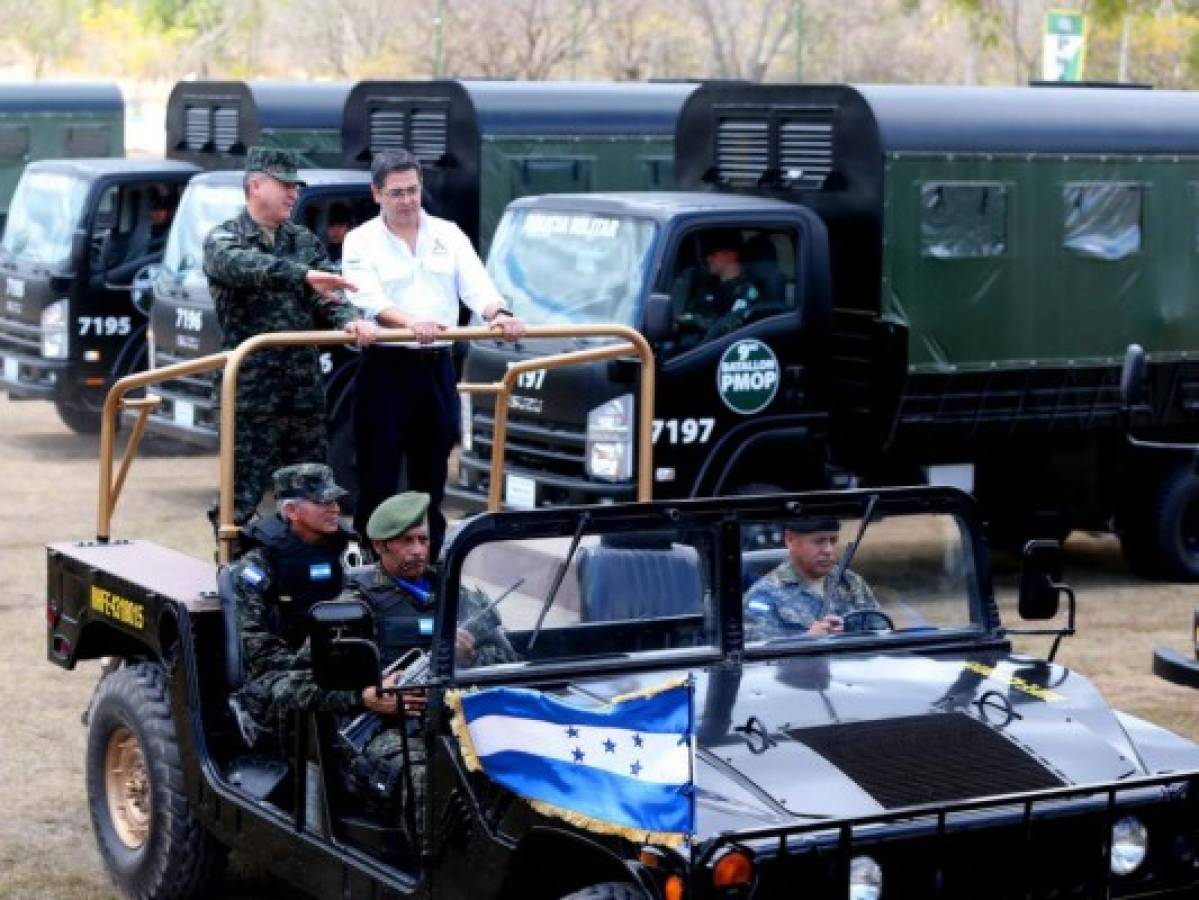 Presidente entrega patrullas, camiones y chalecos a la Policía Militar