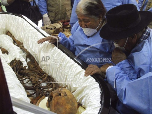 Ancianos de Perú reciben huesos de hijo que buscaron 34 años