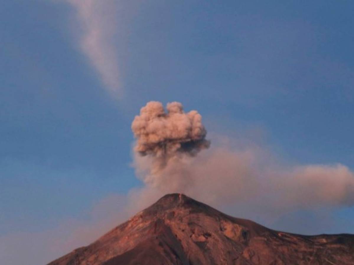 Volcán de Fuego mantiene 15 explosiones por hora en Guatemala
