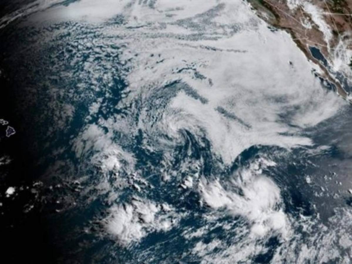 El huracán Douglas gana fuerza camino a Hawai  