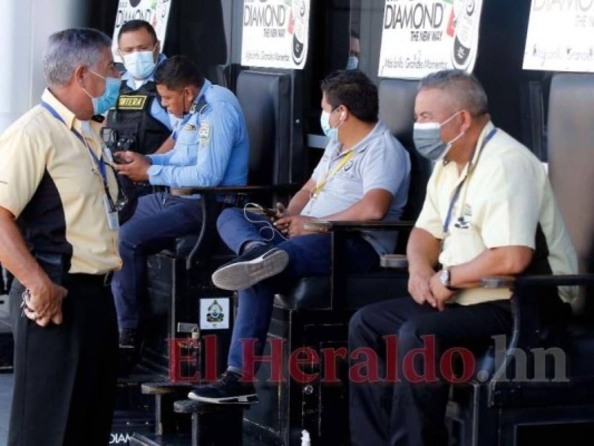 Los lustrabotas se preparan para abandonar Toncontín. Foto: David Romero/El Heraldo