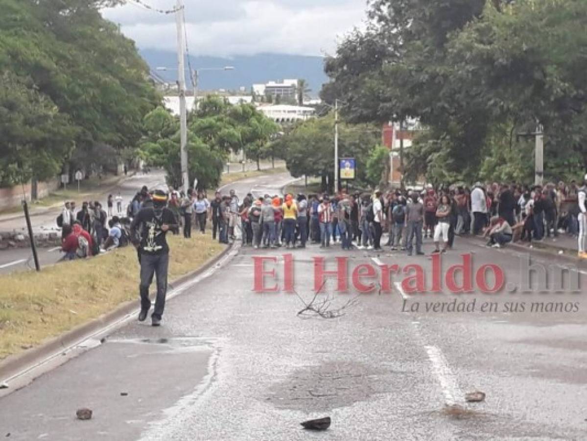 Manifestantes bloquearon paso en el bulevar Fuerzas Armadas de la capital