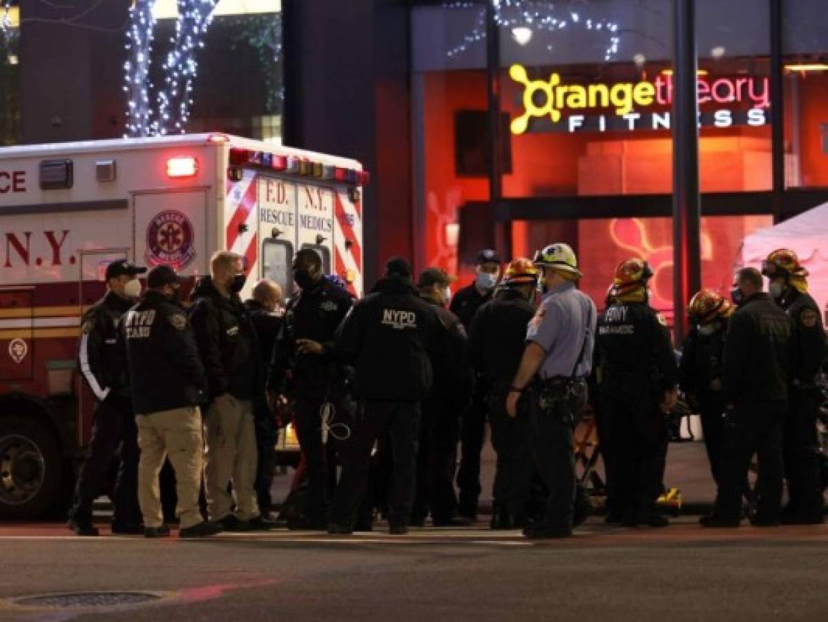 Un auto embiste a un grupo de manifestantes en Nueva York