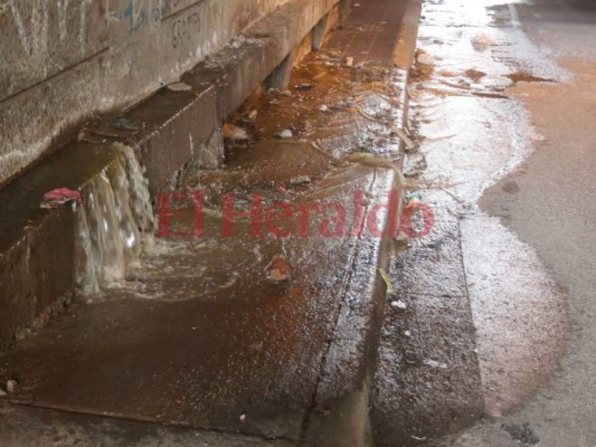 Erupción de aguas negras en el hoyo de Merriam de la capital de Honduras  