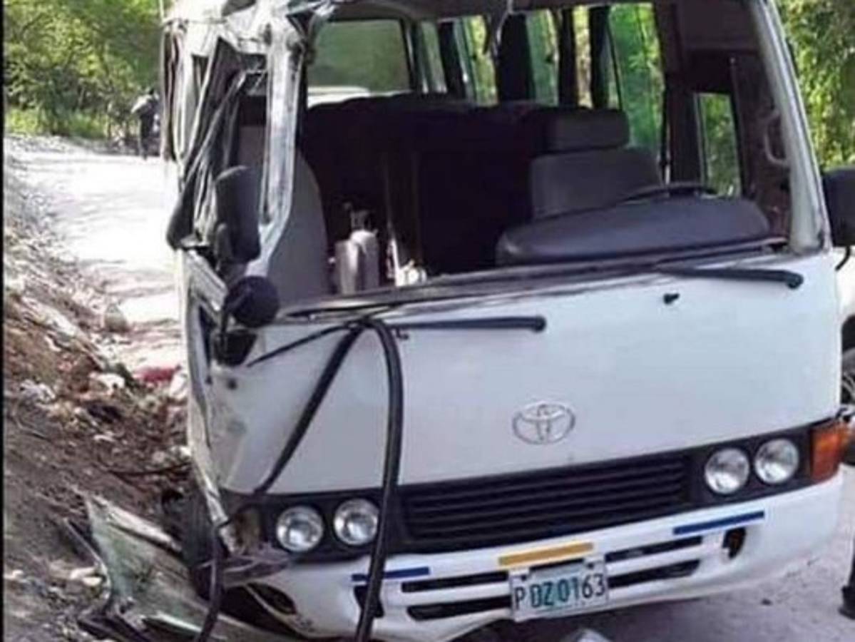 La Paz: Cuatro muertos y 12 heridos deja accidente de microbús