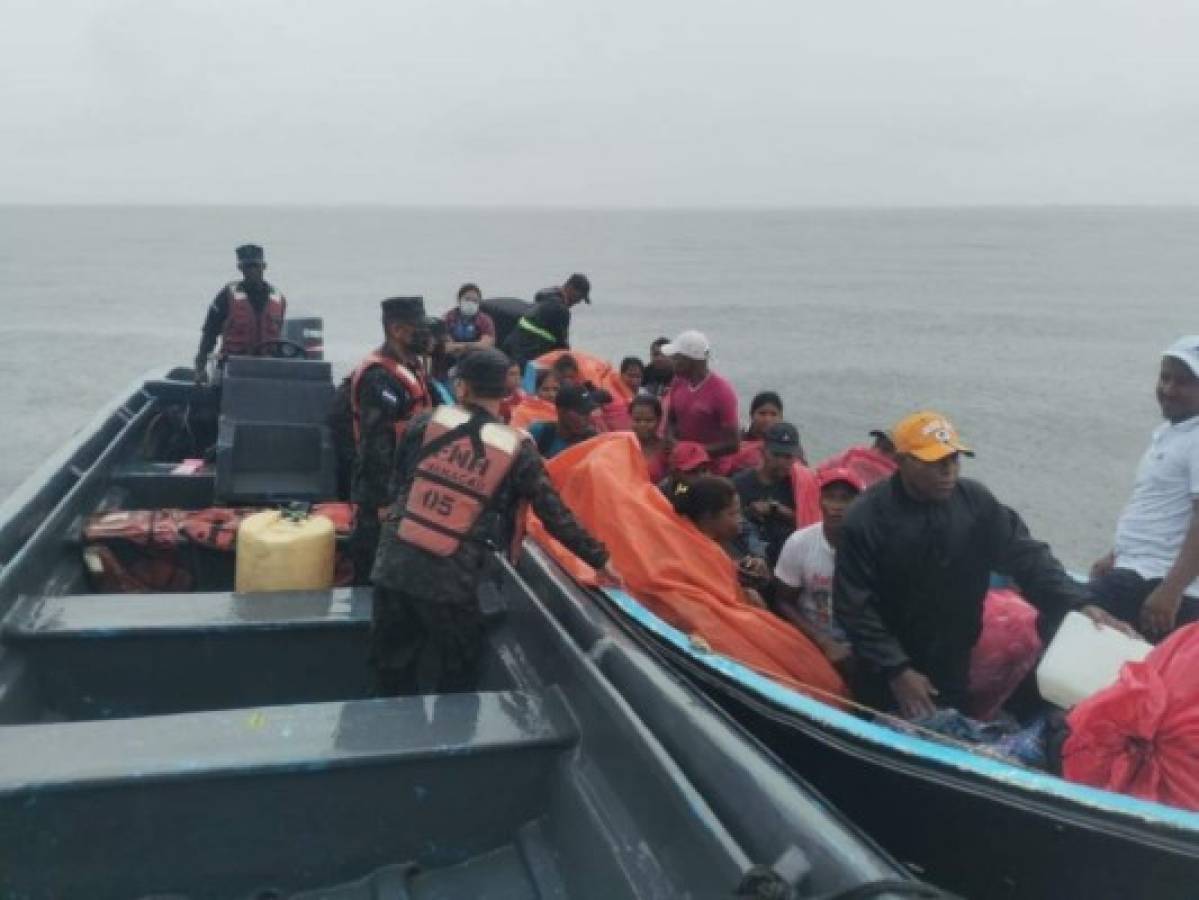 Rescatan a 20 personas tras quedar a la deriva en la Laguna de Caratasca, Gracias a Dios
