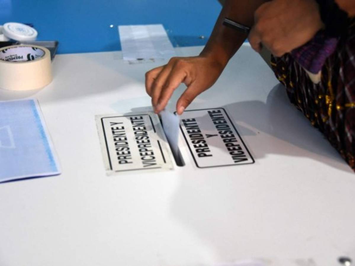 Abren centros de votación para balotaje presidencial en Guatemala