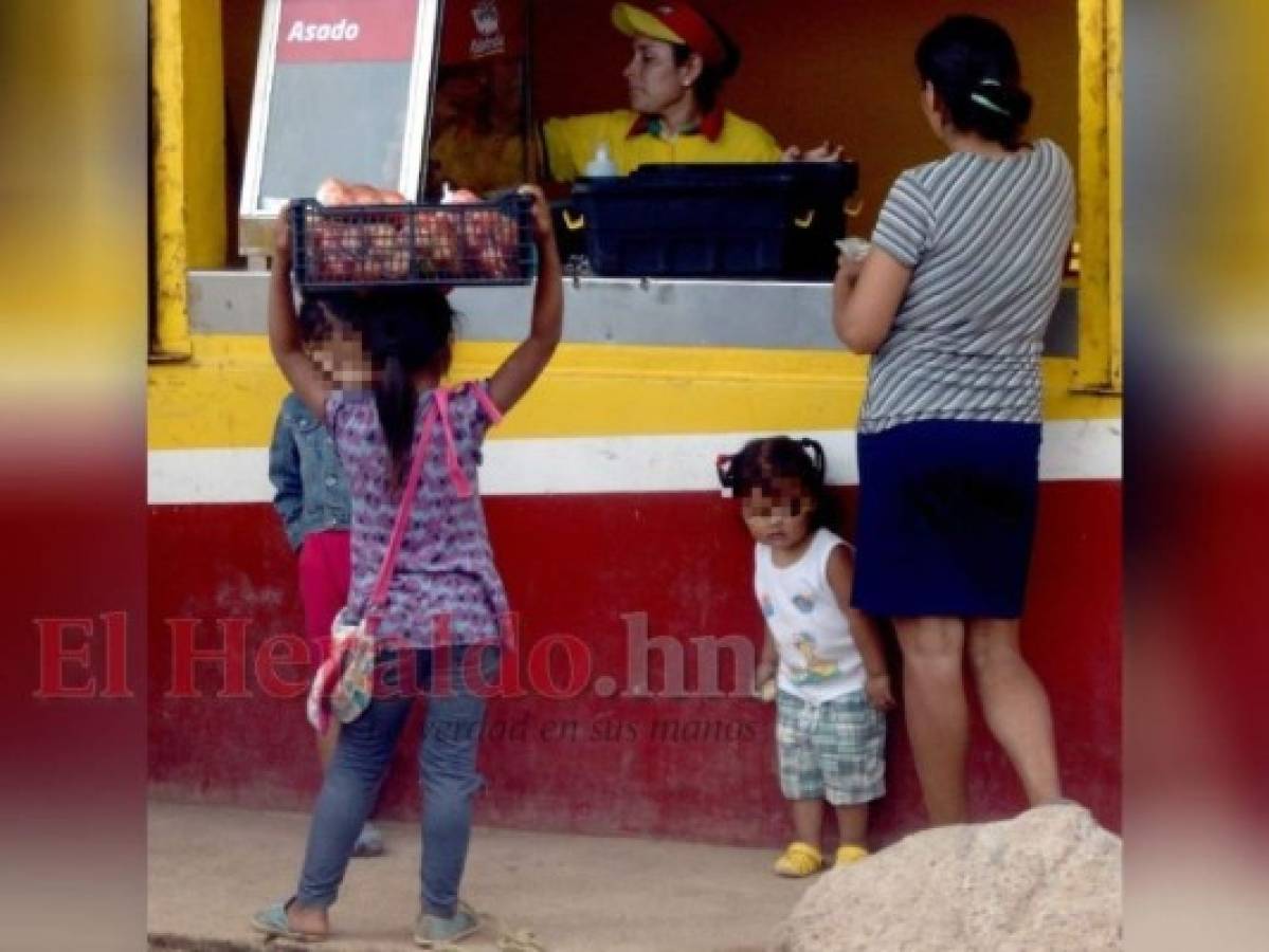 No todos los niños que trabajan pueden seguir con sus estudios y tienen que dedicarse solo a ayudar a sus padres. Fotos: Alex Pérez/ EL HERALDO.