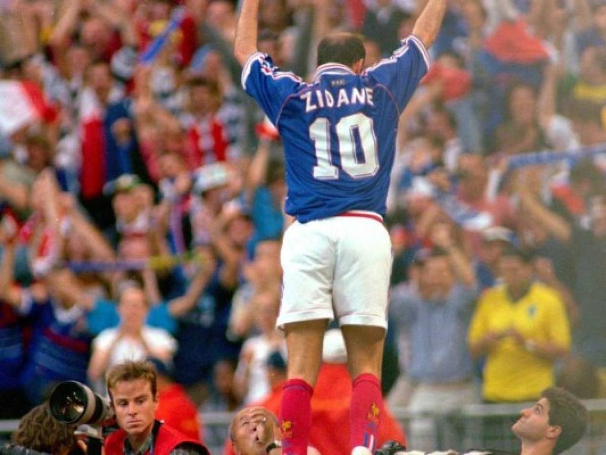 Zidane en su etapa de jugador en 1998 cuando Francia se coronó campeona del mundo. (Agencias/AP/AFP)