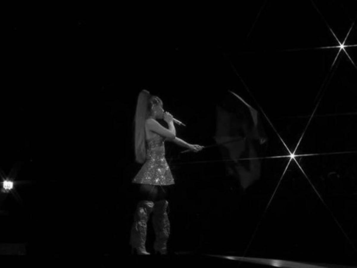 Ariana Grande durante su presentación en un concierto. Foto: Instagram.