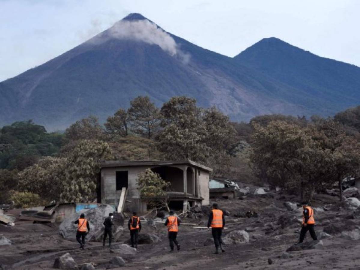Nuevos deslizamientos complican búsqueda de desaparecidos por volcán en Guatemala 